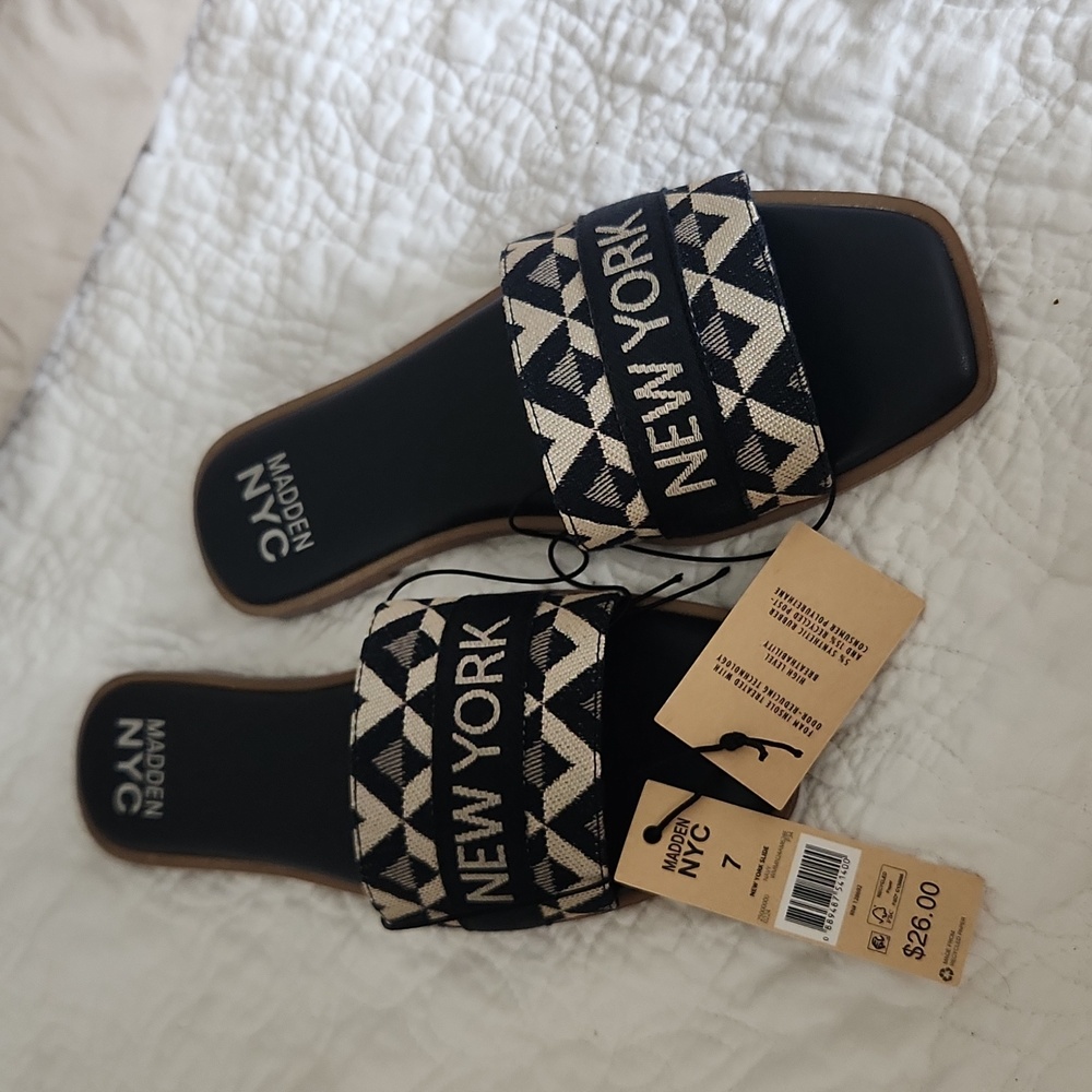 NYC MADDEN NWT SIZE 7 NAVY LOGO FABRIC